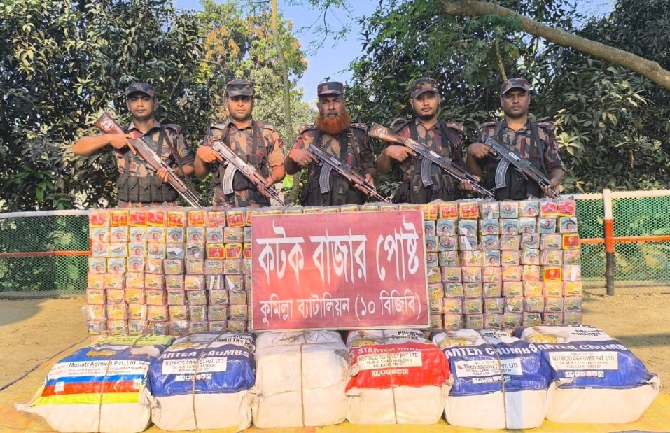 কুমিল্লা সীমান্তে  অবৈধ ভারতীয় ৫,৯৭,৮০০ পিস কিং কোবরা বাজি আটক
